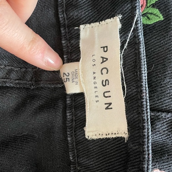 Embroidered Pac-sun black jean mini skirt - Picture 6 of 7